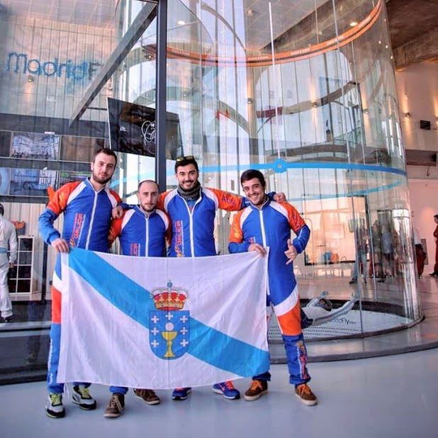El equipo de Paracaidismo Galicia en el túnel de viento